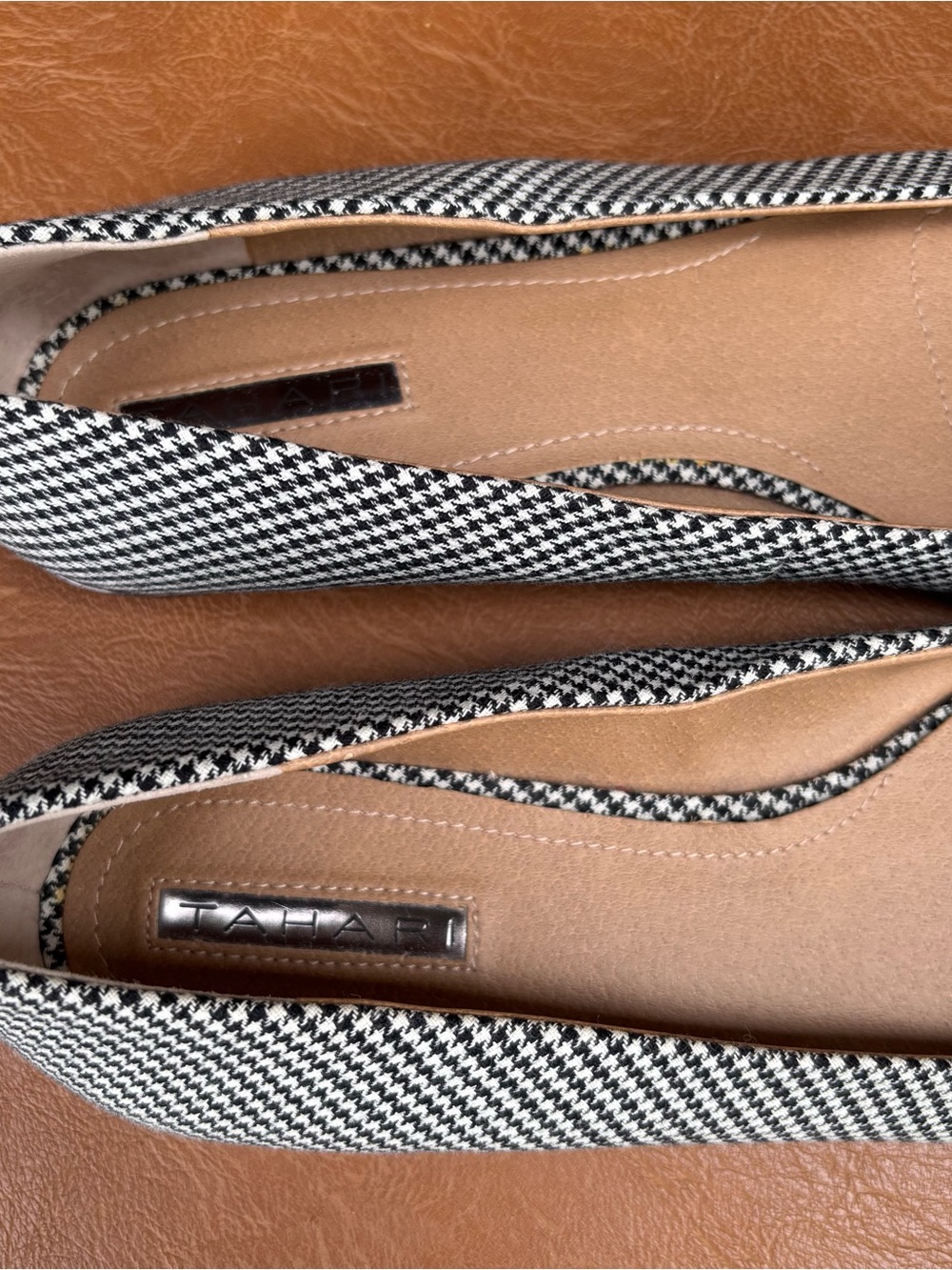 Tahari Elvie Pointed Toe B&W Flat NEW - Picture 4 of 6